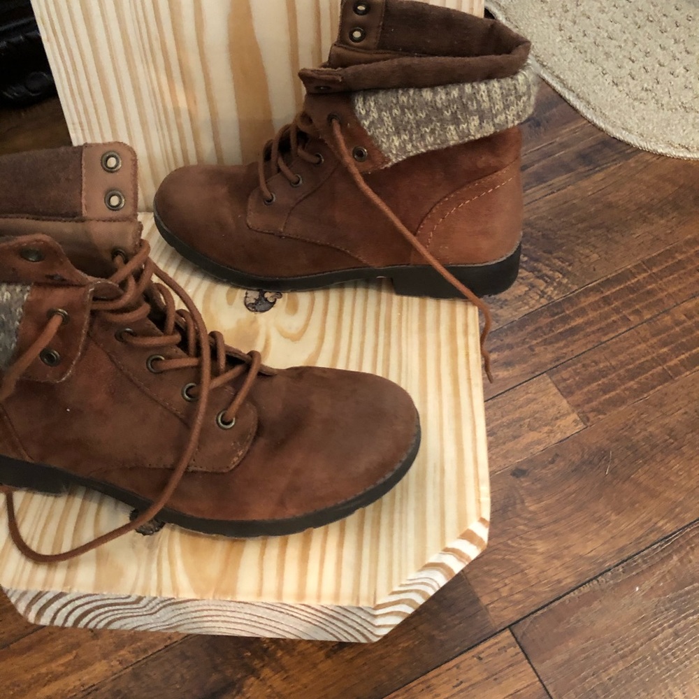 Boots - Picture 3 of 5